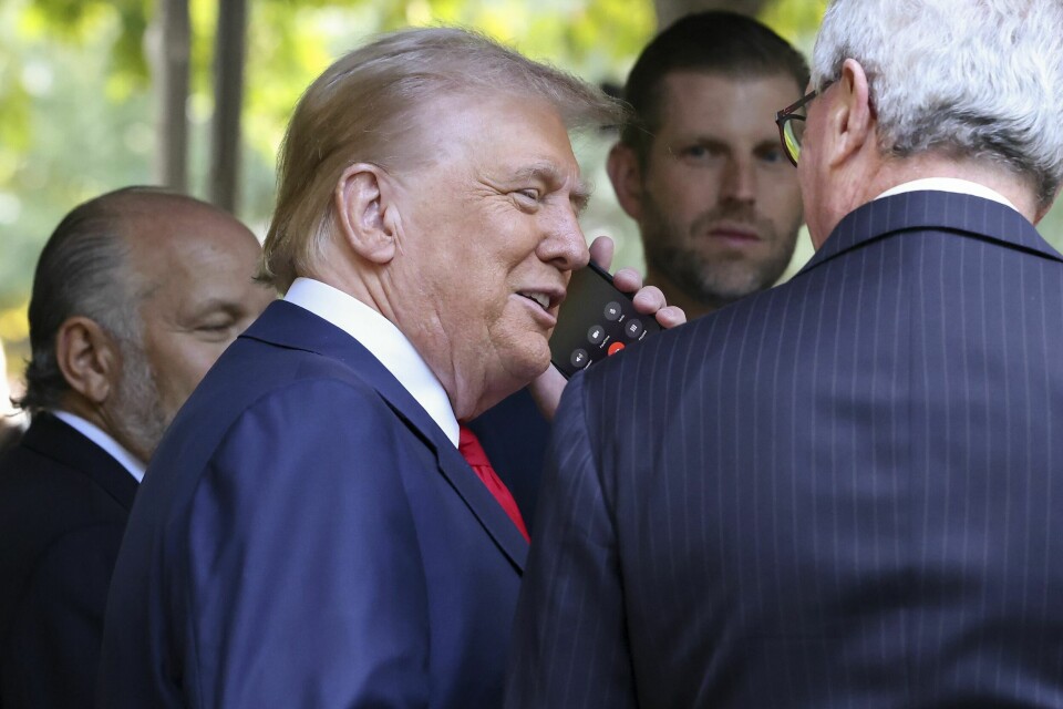Kilder opplyser til Washington Post at kinesiske hackere har fått tilgang til lyd fra amerikanske politikeres telefoner, blant dem en rådgiver for Donald Trump. Her er Trump under et arrangement 11. september. Kilder opplyser til Washington Post at kinesiske hackere har fått tilgang til lyd fra amerikanske politikeres telefoner, blant dem en rådgiver for Donald Trump. Her er Trump under et arrangement 11. september. Foto: Yuki Iwamura / AP / NTB