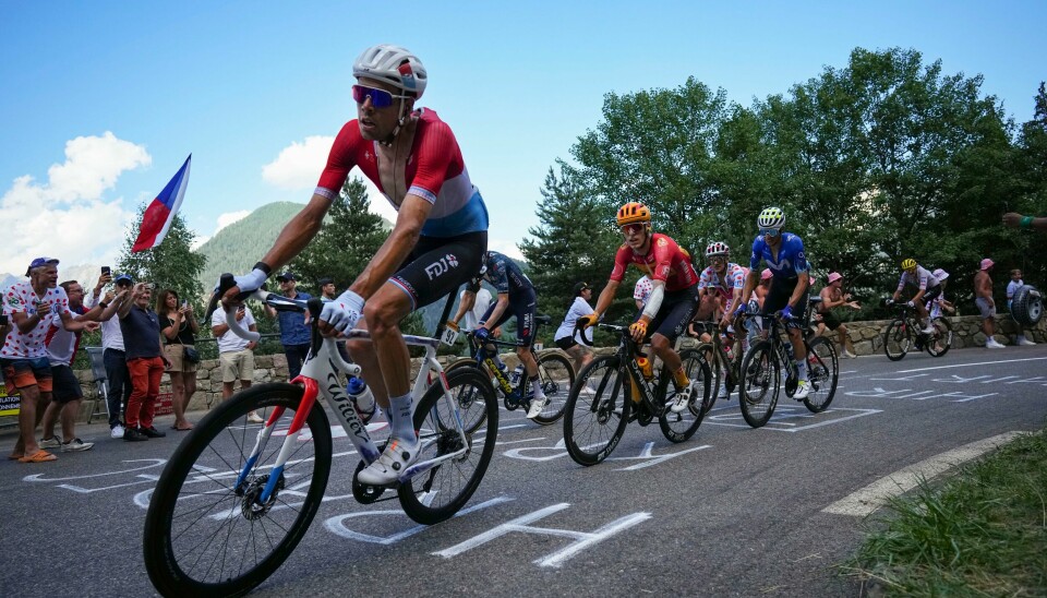 Det blir Tour de France på TV2 også de neste fem årene. Tobias Halland Johannessen (i midten) tok seg opp til lørdagens brudd. Foto: Daniel Cole / AP / NTB