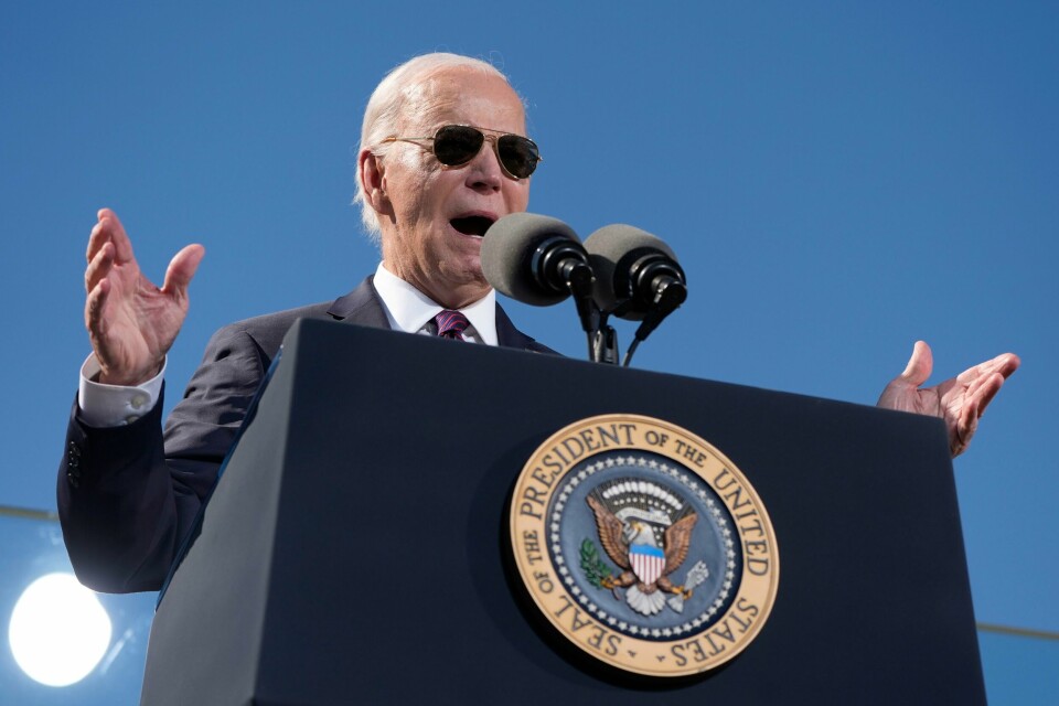 President Joe Biden talte fredag på en skole i reservatet Gila River Indian Community i Laveen i Arizona, der han kom med en historisk unnskyldning. President Joe Biden talte fredag på en skole i reservatet Gila River Indian Community i Laveen i Arizona, der han kom med en historisk unnskyldning. Foto: Manuel Balce Ceneta / AP / NTB