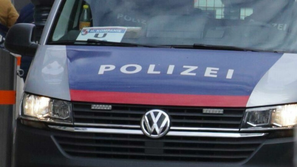 Illustrasjonsfoto. A police van drives past Fiaker horses at St. Stephen's cathedral in Vienna, Austria, Wednesday, Mar 15, 2023. Austrian police are warning of a possible “Islamist-motivated attack” targeting churches in Vienna. They cited undisclosed information the country’s intelligence service had received. (AP Photo/Heinz-Peter Bader)