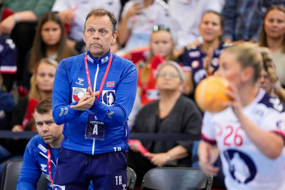 Norges landslagssjef Thorir Hergeirsson fikk med seg seier i sin siste landskamp i Norge søndag. Norges landslagssjef Thorir Hergeirsson under landskampen mot Nederland i Larvik søndag. Foto: Beate Oma Dahle / NTB