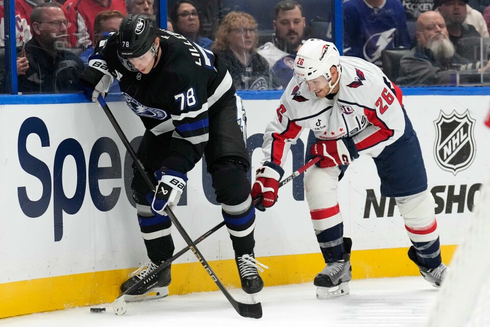 Emil Lilleberg (til venstre) fikk i underkant av femten minutter totalt på isen da Tampa Bay Lightning slo Washington Capitals 3–0 natt til søndag norsk tid. Emil Lilleberg (til venstre) fikk i underkant av femten minutter totalt på isen da Tampa Bay Lightning slo Washington Capitals 3–0 natt til søndag norsk tid. Lilleberg pådro seg også sju minutter i utvisningsboksen. Foto: Chris O'Meara / AP / NTB