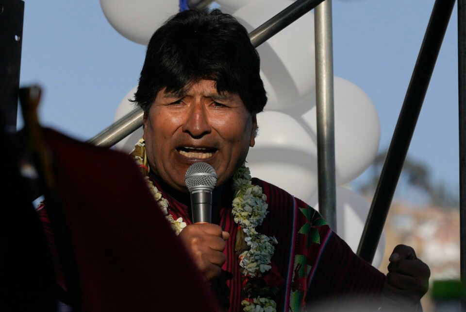 Tidligere president i Bolivia Evo Morales taler til støttespillere. Søndag sier han at det ble løsnet skudd mot bilen hans. Tidligere president i Bolivia Evo Morales taler til støttespillere. Søndag sier han at det ble løsnet skudd mot bilen hans. Foto: Juan Karita / AP / NTB