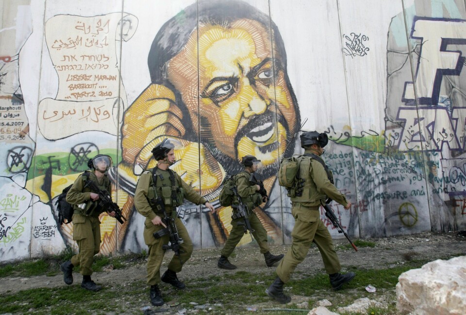 Den fengslede Fatah-lederen Marwan Barghouti blir sett på som en stor helt av mange palestinere, og portrettet av ham pryder mange murer og vegger på den israelskokkuperte Vestbredden. Den fengslede Fatah-lederen Marwan Barghouti blir sett på som en stor helt av mange palestinere, og portrettet av ham pryder mange murer og vegger på den israelskokkuperte Vestbredden. Palestina. Foto: AP / NTB