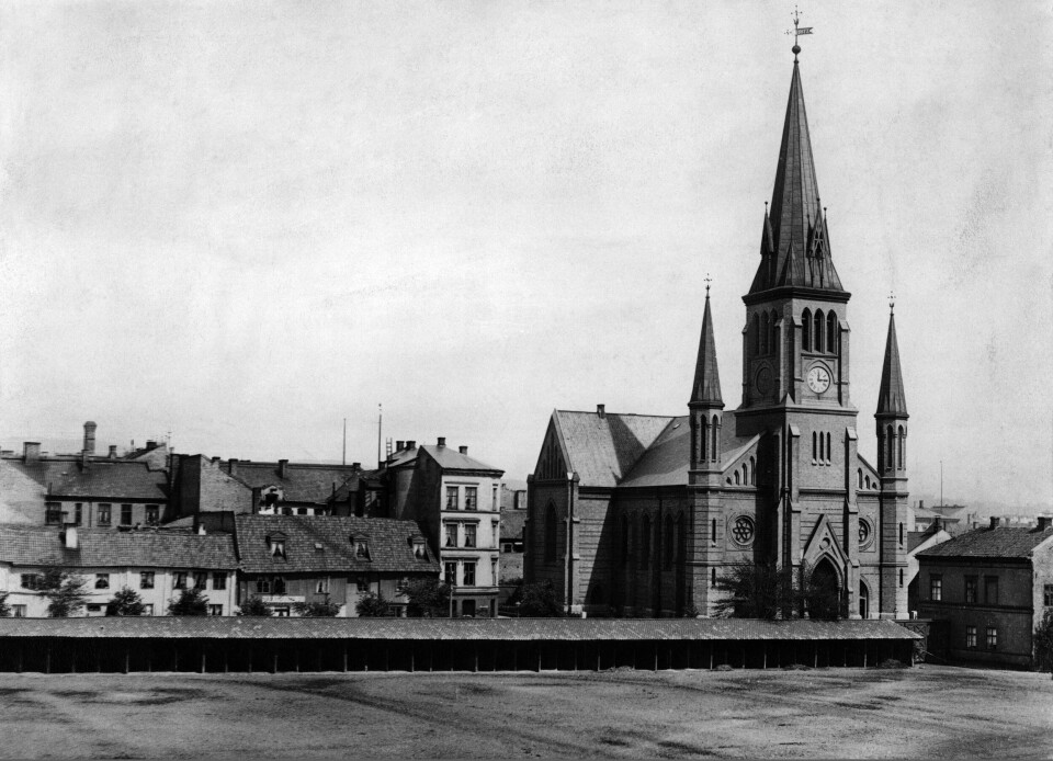 Hardest medfart fikk Johanneskirken. Den var for dårlig fundamentert, og ekstra sårbar. Kirke med tre spir. Et stort og to små.