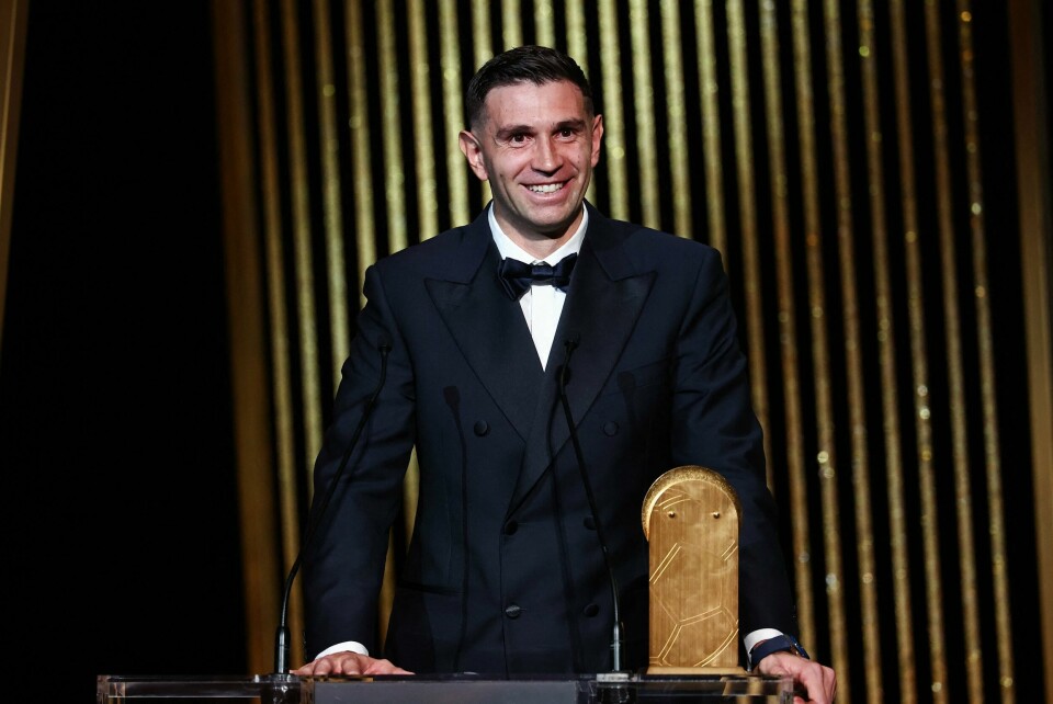 Argentinas landslagskeeper Emiliano Martinez ble kåret til forrige sesongs beste målvakt under Gullballen-utdelingen i Paris mandag. Argentinas landslagskeeper Emiliano Martinez ble kåret til forrige sesongs beste målvakt under Gullballen-utdelingen i Paris mandag.