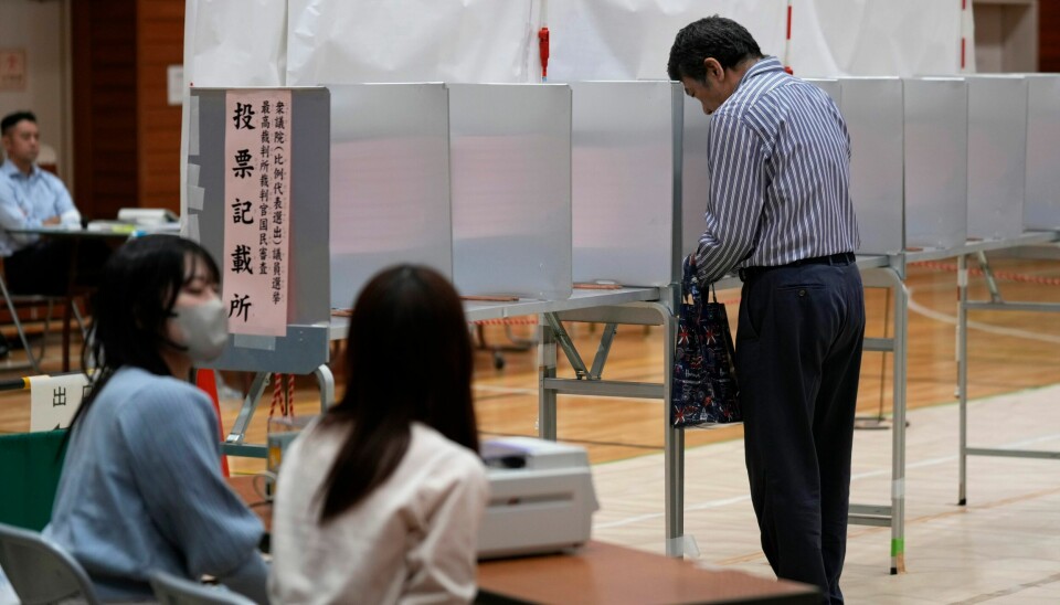 En velger avgir sin stemme i valget i Japan søndag. En velger avgir sin stemme i valget i Japan søndag. Foto: Hiro Komae / AP / NTB