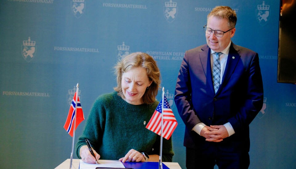 Forsvarsmateriell-sjef Gro Jære signerer avtalen om å kjøpe nye luftvernmissiler til over 4 milliarder kroner. Forsvarsminister Bjørn Arild Gram (Sp) er også med på signeringen. Forsvarsmateriell-sjef Gro Jære signerer avtalen om å kjøpe nye luftvernmissiler til over 4 milliarder kroner. Forsvarsminister Bjørn Arild Gram (Sp) er også med på signeringen. Foto: Stian Lysberg Solum / NTB