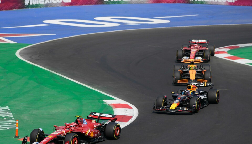 Carlos Sainz i aksjon foran Max Verstappen i Mexico. Carlos Sainz i aksjon foran Max Verstappen i Mexico. Foto: Eduardo Verdugo / AP / NTB