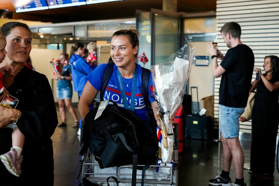 Nora Mørk da hun landet i Norge etter OL-gullet i Frankrike tidligere i år. Nora Mørk ble møtt av familie på Gardermoen. Foto: Amanda Pedersen Giske / NTB