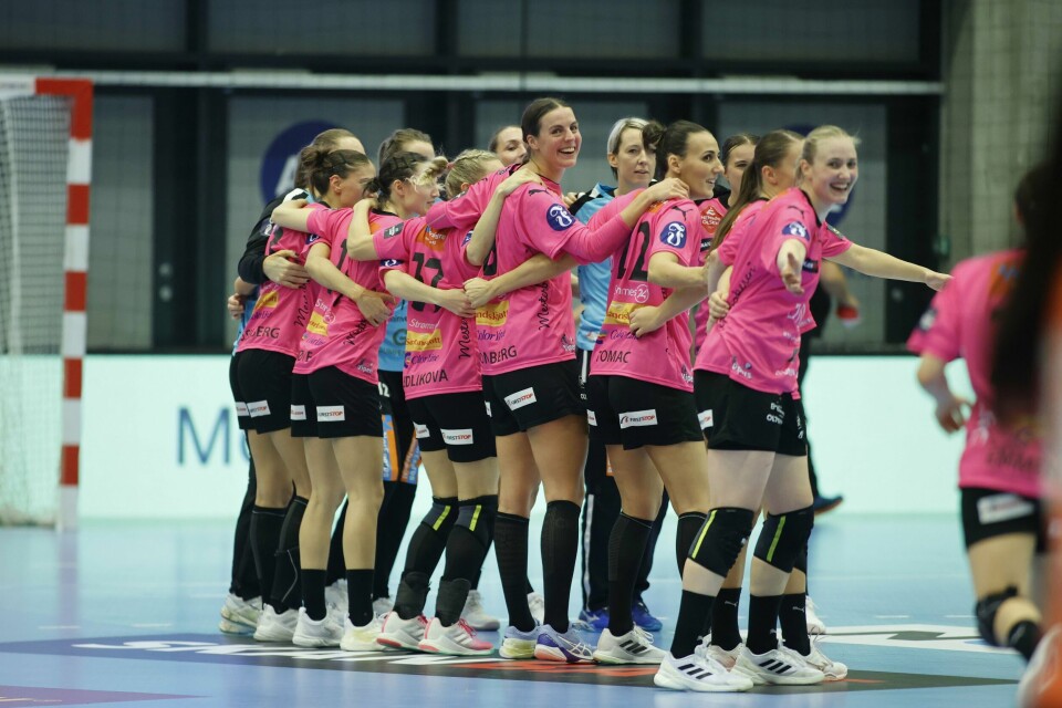En ny avtale gir kvinnelige håndballspillere i Norge bedre rettigheter knyttet til svangerskap og barsel. Her er det jubel i Vipers-leiren etter en seier i Champions League Vipers-spillerne har fått et nytt styre. Foto: Tor Erik Schrøder / NTB