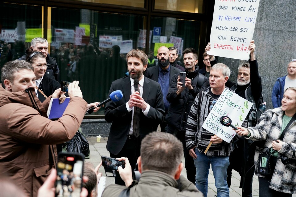 Demonstranter hadde møtt opp utenfor Marmorhallen før helse- og omsorgsminister Jan Christian Vestre la fram regjeringens rusreform. Nå vil Vestre møte organisasjonene. Demonstranter hadde møtt opp utenfor Marmorhallen før helse- og omsorgsminister Jan Christian Vestre la fram regjeringens rusreform. Nå vil Vestre møte organisasjonene. Foto: Thomas Fure / NTB