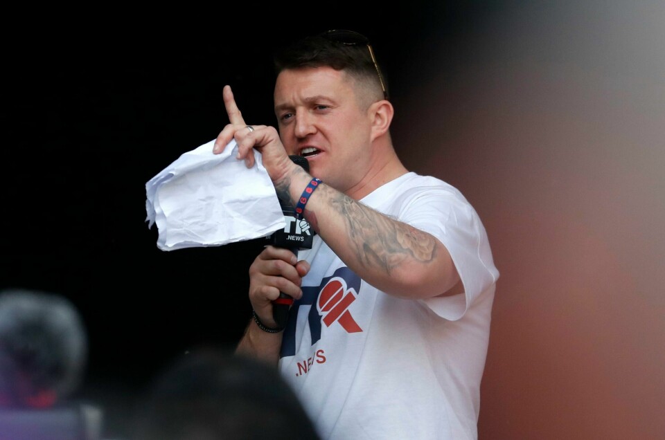 Tommy Robinson snakket til sine tilhengere i forkant av en demonstrasjon i mars. Tommy Robinson snakket til sine tilhengere i forkant av en demonstrasjon i mars. Foto: Frank Augstein / AP / NTB