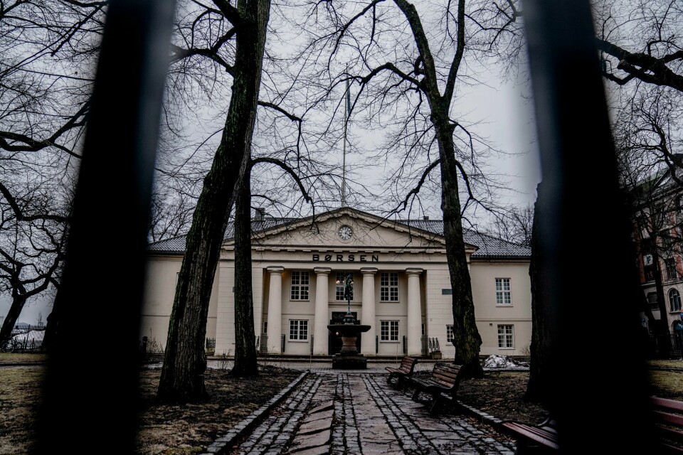 Et tungt oljeprisfall sendte hovedindeksen rett på Oslo Børs rett ned mandag. Av de 50 mest omsatte aksjene på Oslo Børs var det bare to som økte i verdi fredag. Foto: Stian Lysberg Solum / NTB