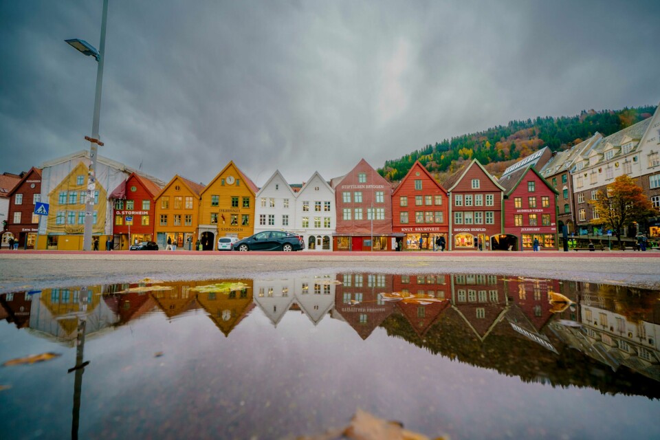 Onsdag ble budsjettforslaget for neste år lagt fram av byrådet i Bergen. Havnivået stiger raskest langs kysten på blant annet Vestlandet, ifølge rapporten. Her er Bryggen i Bergen. Foto: Stian Lysberg Solum / NTB