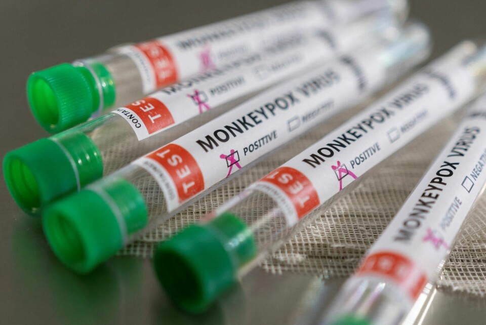 Det som tidligere bløe kalt monkeypox, kalles nå m-pox, og på norsk: m-kopper. Test tubes labelled 'Monkeypox virus positive' are seen in this illustration taken May 22, 2022. REUTERS/Dado Ruvic/Illustration