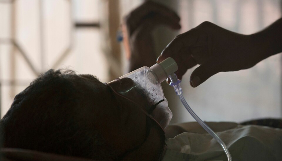 En tuberkulosepasient i India mottar oksygen. I ble det målt det høyeste antallet smittede siden WHO startet å måle. En tuberkulosepasient i India mottar oksygen. I ble det målt det høyeste antallet smittede siden WHO startet å måle. Foto: Mahesh Kumar A / AP / NTB