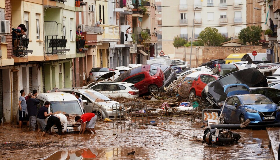 Innbyggere i Valencia ble møtt av dette synet onsdag morgen. UD har ikke fått informasjon om at nordmenn er omkommet i styrtflommen i Spania. Bildet viser biler som styrtflommen har tatt i Valencia. Foto: Alberto Saiz / AP / NTB