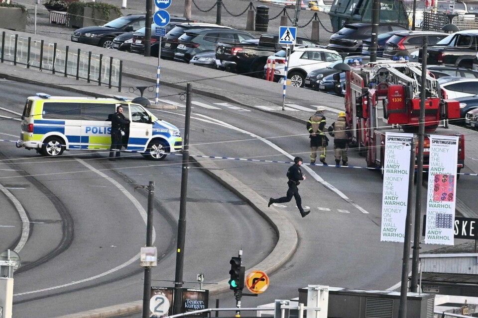 Bombegruppa rykket ut i Stockholm etter melding om funn av en håndgranat. Police bomb squad on site in the Old Town in Stockholm, Sweden, October 30, 2024, after reports of a hand grenade on the Skeppsbron bridge. TT News Agency/Claudio Bresciani/via REUTERS ATTENTION EDITORS - THIS IMAGE WAS PROVIDED BY A THIRD PARTY. SWEDEN OUT. NO COMMERCIAL OR EDITORIAL SALES IN SWEDEN.