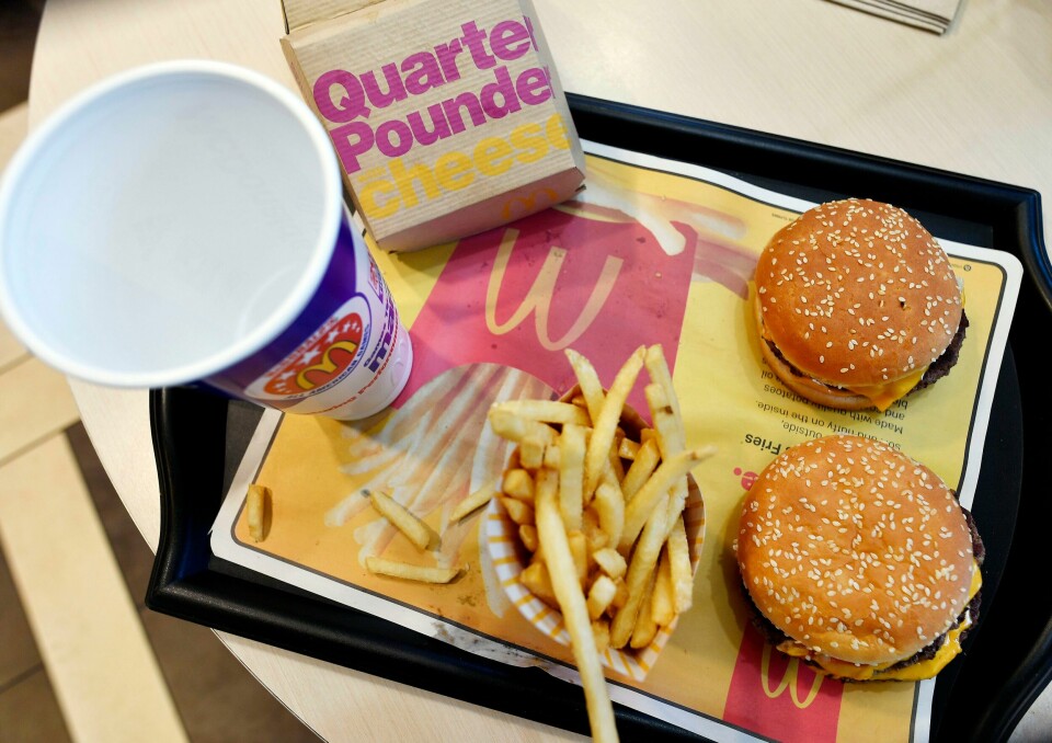 McDonald's er i hardt vært i USA, der det er påvist E.coli i løk på hurtigmatkjedens populære Quarter Pounder-hamburger. McDonald's er i hardt vært i USA, der det er påvist E.coli i løk på hurtigmatkjedens populære Quarter Pounder-hamburger. Foto: AP / NTB