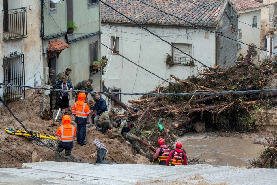 Flere personer er sperret inne i hjemmene sine i Letur, en by som er hardt rammet av flommen. Flere personer er sperret inne i hjemmene sine i Letur, en by som er hardt rammet av flommen. Foto: Víctor Fernández / Europa Press via AP / NTB
