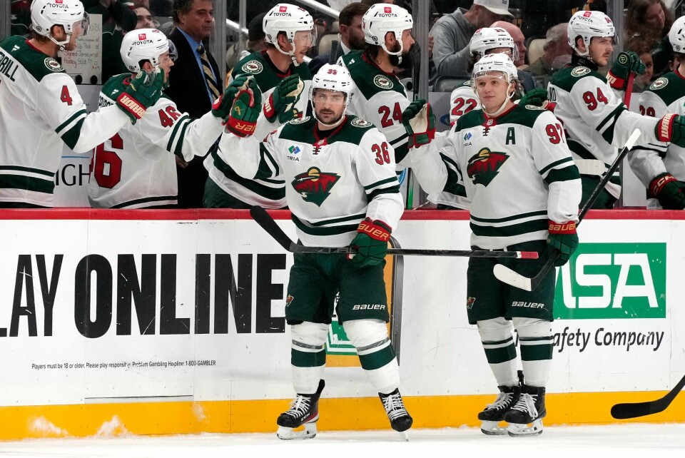 Minnesota Wilds Mats Zuccarello (36) returnerer til benken etter å ha scoret i løpet av andre periode av en NHL-hockeykamp mot Pittsburgh Penguins i Pittsburgh tirsdag. Foto: Gene J. Puskar AP / NTB