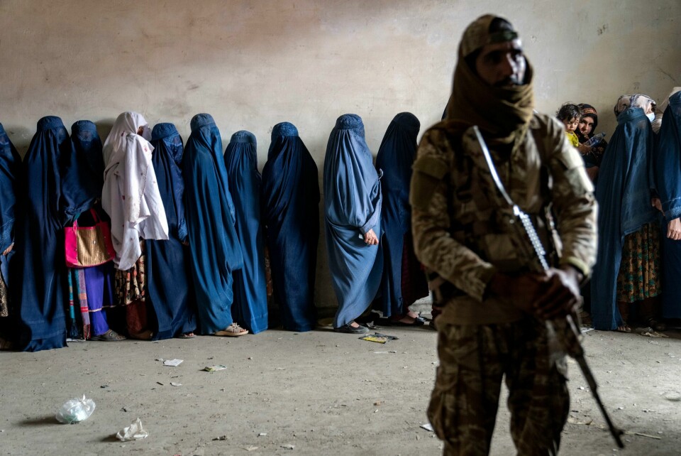 En Taliban-soldat holder vakt mens kvinner står i kø for å få utdelt mat i Kabul i mai i fjor. Arkivfoto. En Taliban-soldat holder vakt mens kvinner står i kø for å få utdelt mat i Kabul i mai i fjor. Arkivfoto: Ebrahim Noroozi / AP / NTB