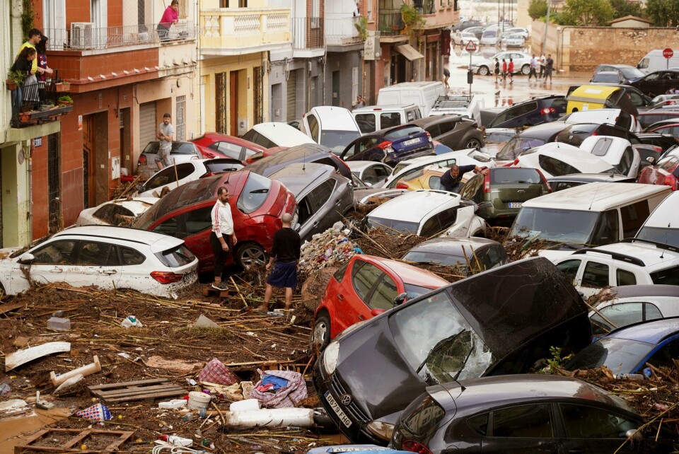 Biler ligger hulter til bulter i Valencia i Spania. Biler ligger hulter til bulter i Valencia i Spania. Foto: Alberto Saiz / AP / NTB