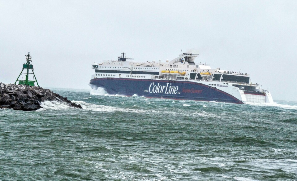 Color Line har kansellert alle avganger mandag på ruten Hirtshals til Kristiansand. Color Lines ferge Superspeed 1-fotografert etter avgang fra Hirtshals i Danmark under det dårlige været 7. august 2023. Color Line kansellerer nesten alle avganger unntatt en til og fra Danmark fredag. Foto: HENNING BAGGER / NTB