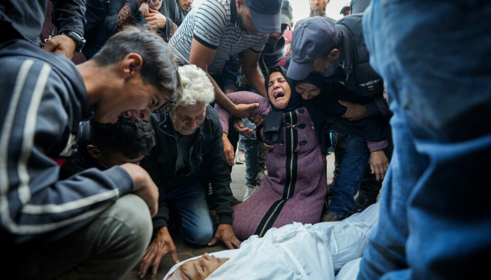 Palestinere sørget over drepte familiemedlemmer i et likhus i Deir al-Balah sør på Gazastripen tirsdag. Palestinere sørger over døde familiemedlemmer på et sykehus i Deir al Balah på Gazastripen tirsdag. Natt til tirsdag ble en boligblokk rammet i et israelsk angrep i Beit Lahiya, nord i det palestinske området. Over 90 mennesker ble drept, ifølge palestinske helsemyndigheter. Foto: Abdel Kareem Hana / AP / NTB