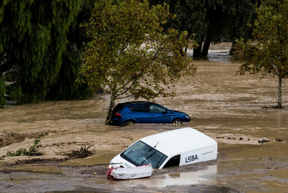 Biler ble dratt med av vannmassene i Alora. Biler ble dratt med av vannmassene i Alora. Foto: Gregorio Marrero / AP / NTB