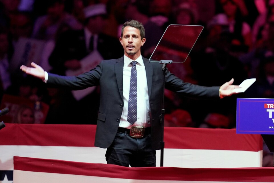 Komikeren Tony Hinchcliffe på Donald Trumps valgkampmøte i Madison Square Garden, der han serverte spesielt én kontroversiell vits. Komiker Tony Hinchcliffes nedsettende spøk om Puerto Rico falt i dårlig jord hos flere. Til og med Trumps egen valgkampstab har tatt avstand fra kommentaren, som kom under Hinchcliffes opptreden under et Trump-møte. Foto: Evan Vucci / AP / NTB