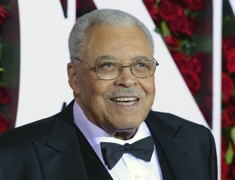 Den amerikanske skuespillerne James Earl Jones døde mandag morgen. Mannen som blant annet ga stemme til Darth Vader, ble 93 år gammel. Den amerikanske skuespillerne James Earl Jones døde mandag morgen. Mannen som blant annet ga stemme til Darth Vader, ble 93 år gammel. Arkivfoto: Charles Sykes/ Invision / AP / NTB