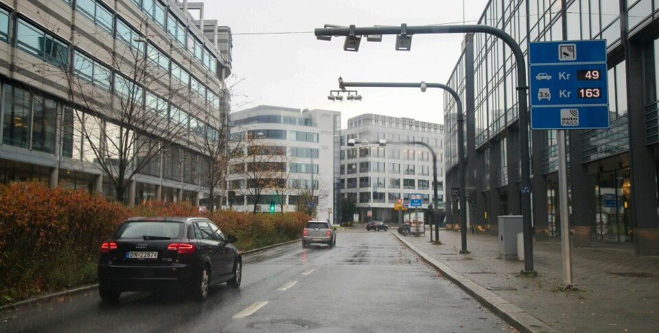 Vedums argument om at et veiprisingssystem ville innebære «en brikke i alle biler» overser helt at mange nordmenn allerede har en bompengebrikke i bilene sine, skriver Kristin Bremer Nebben. Bildet er fra bomringen på Skøyen i Oslo. Bompenger, bomstasjon på Skøyen.