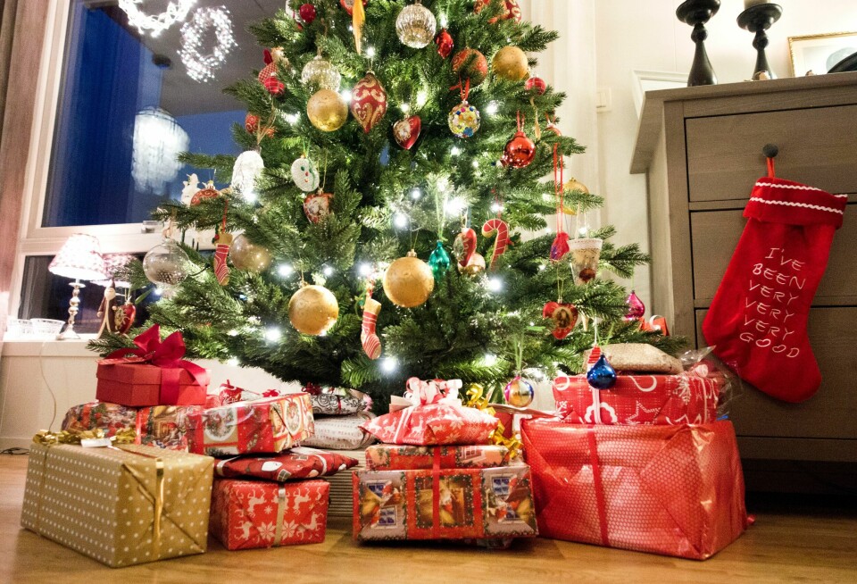 NHOs beregninger tyder på at nordmenn vil kjøpe flere gaver i år enn i fjor, eller at gavene vi kjøper, er større denne gangen. Bildet viser et juletre med gaver under.