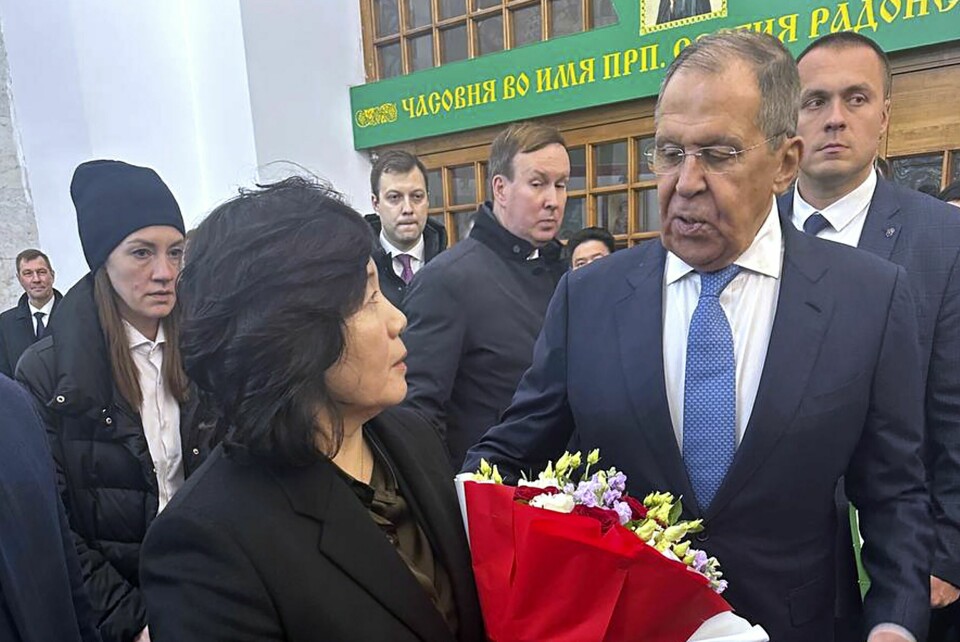 Russisk UD har offentliggjort et bilde av Nord-Koreas utenriksminister Choe Son-hui idet hun blir tatt imot av Russlands utenriksminister Sergej Lavrov på en jernbanestasjon i Moskva. Russisk UD har offentliggjort et bilde av Nord-Koreas utenriksminister Choe Son-hui idet hun blir tatt imot av Russlands utenriksminister Sergej Lavrov på en jernbanestasjon i Moskva. Foto: Maria Zakharova / russisk UD via AP / NTB