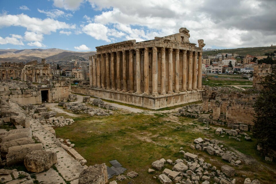 Baalbek ble onsdag rammet av israelske luftangrep. Israel sier de angriper Hizbollah-mål. Her de godt bevarte romerske ruinene som byen er kjent for. Baalbek kan vente seg israelske angrep den kommende tiden. IDF har sendt ut en evakueringsordre for innbyggerne i byen, som huser godt bevarte romerske ruiner. Foto: Hassan Ammar / AP / NTB