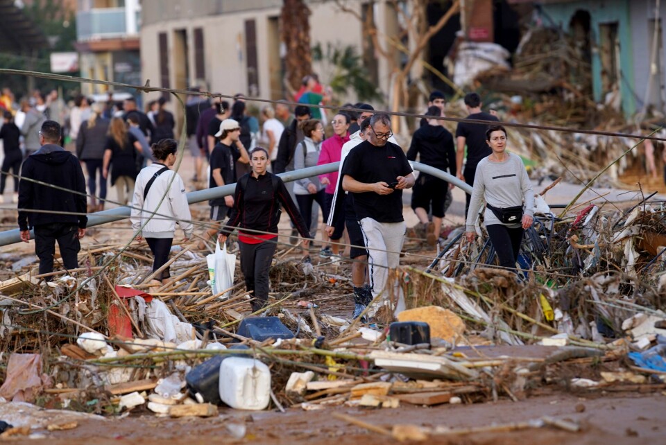 Lokale innbyggere i en flomrammet gate i forstaden Paiporta ved Valencia onsdag. Om lag 40 mennesker mistet livet i Paiporta, et av områdene som ble hardest rammet av flommen. Lokale innbyggere i en flomrammet gate i forstaden Paiporta ved Valencia onsdag. Om lag 40 mennesker mistet livet i Paiporta, et av områdene som ble hardest rammet av flommen. Foto: Alberto Saiz / AP / NTB