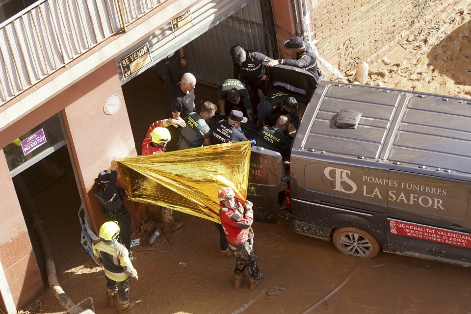 Redningsmannskaper henter ut en av de døde i Valencia. Ordføreren sier ni personer er funnet døde i bydelen La Torre, åtte av dem i et garasjeanlegg. Redningsmannskaper henter ut en av de døde i Valencia. Ordføreren sier ni personer er funnet døde i bydelen La Torre, åtte av dem i et garasjeanlegg. Foto: Alberto Saiz / AP / NTB