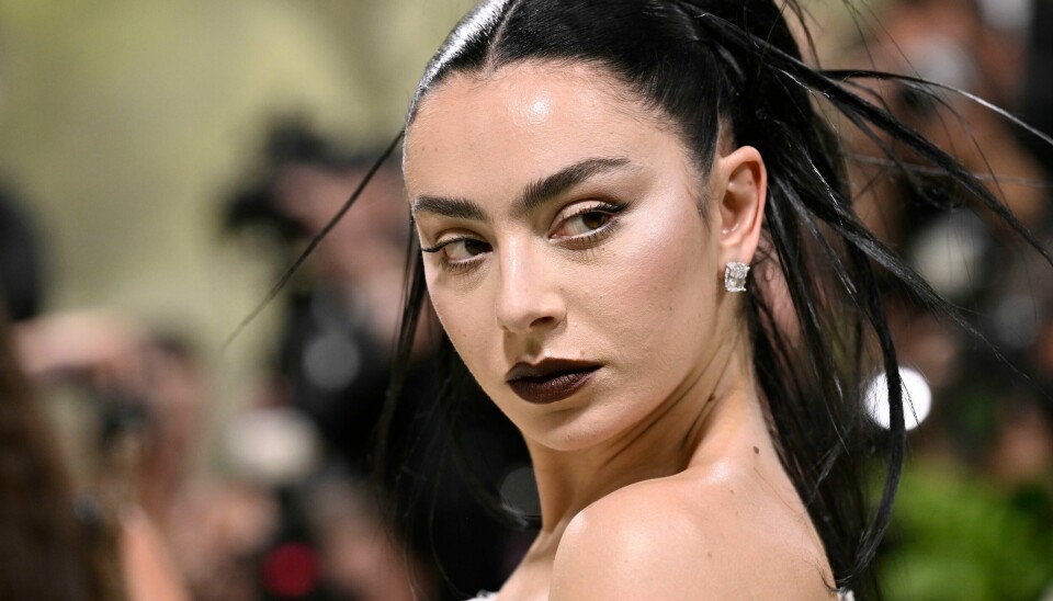 Charli XCX står bak det som et britisk ordbokforlag har kåret til Årets ord, «Brat». Charli XCX står bak det som et britisk ordbokforlag har kåret til Årets ord, «Brat». Foto: Evan Agostini/Invision/AP/NTB