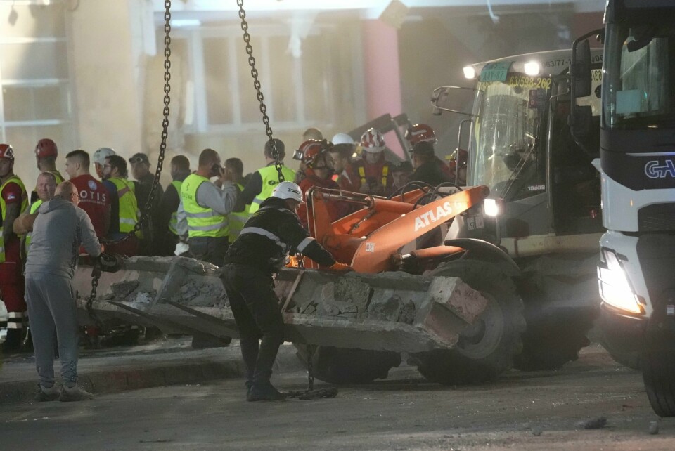 Kranbiler måtte til for å løfte store betongdeler fra taket som raste sammen på jernbanestasjonen i Novi Sad i Serbia fredag. Kranbiler måtte til for å løfte store betongdeler fra taket som raste sammen på jernbanestasjonen i Novi Sad i Serbia fredag. Foto: Darko Vojinovic / AP / NTB