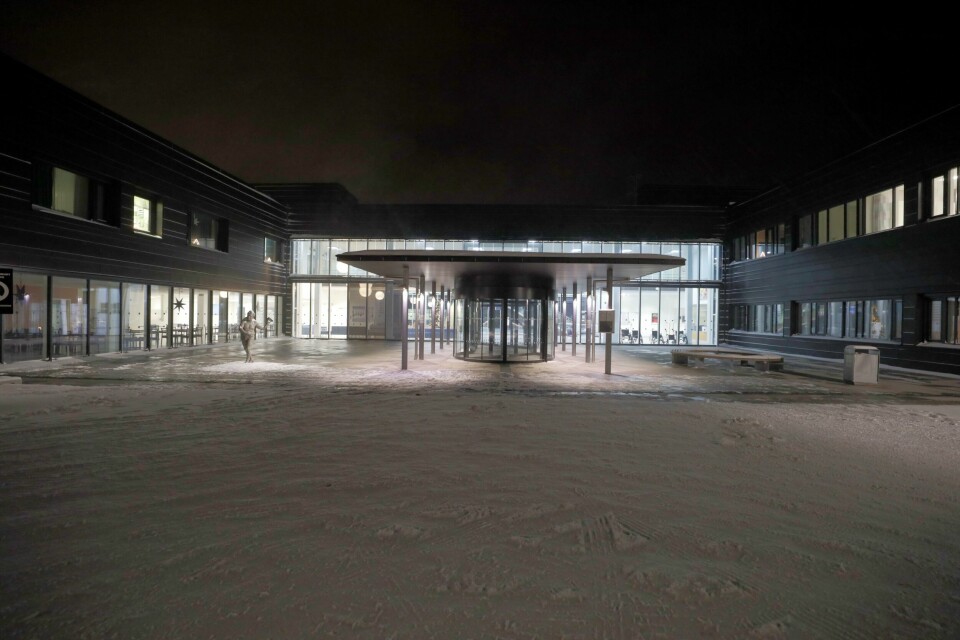 Finnmarkssykehuset sendte avviksmelding til Datatilsynet. Her fra sykehuset i Kirkenes. Finnmarkssykehuset vurderer nå å opprette sitt eget bemanningsbyrå for å få ned kostnadene. Arkivfoto: Ørn E. Borgen / NTB