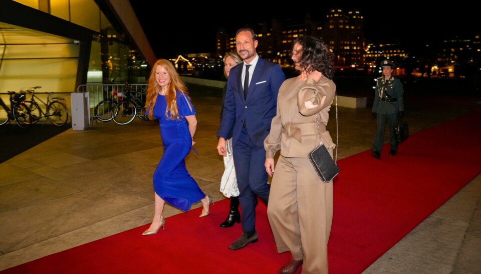 Kronprins Haakon ankom operaen torsdag kveld for å høre forfatter Margaret Atwood i en scenesamtale om sitt forfatterskap på hovedscenen på Den Norske Opera. Pressen fikk ingen svar på sine spørsmål. Kronprins Haakon ankom operaen torsdag kveld for å høre forfatter Margaret Atwood i en scenesamtale om sitt forfatterskap på hovedscenen på Den Norske Opera. Pressen fikk ingen svar på sine spørsmål. Foto: Cornelius Poppe / NTB