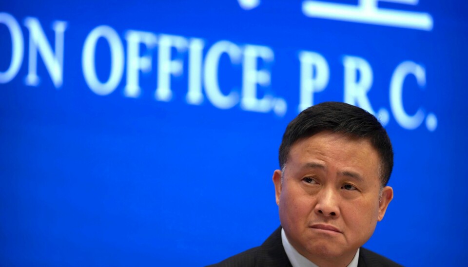 Søndag skrev Pan Gongsheng, sentralbanksjef i Kinas folkebank – også kalt People's Bank of China (PBOC) – og under på en samarbeidsavtale med Norges Bank. Søndag skrev Pan Gongsheng, sentralbanksjef i Kinas folkebank – også kalt People's Bank of China (PBOC) – og under på en samarbeidsavtale med Norges Bank. Foto: Mark Schiefelbein / AP / NTB