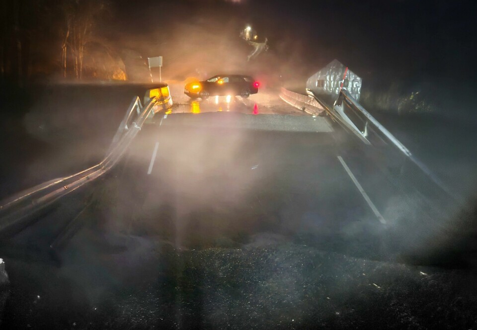En bro på riksvei 550 gjennom Ædna i Ullensvang er knekt etter press fra vannmasser fra en elv. En bro på riksvei 550 gjennom Ædna i Ullensvang er knekt etter press fra vannmasser fra en elv. Foto: Roar Svåsand / NTB