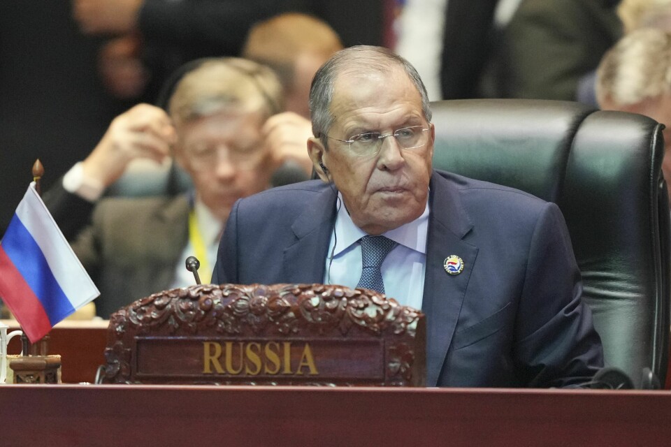 Sergej Lavrov har vært utenriksminister i Russland siden 2004. Russian Foreign Minister Sergey Lavrov listens during the 19th East Asia Summit in Vientiane, Laos, Friday, Oct. 11, 2024. (AP Photo/Dita Alangkara)