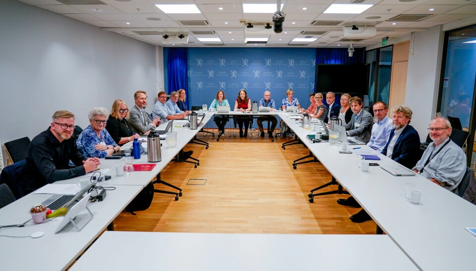 Slik så det ut da partene i arbeidslivet satte seg ned med statens representanter i september for å starte arbeidet med å utmeisle en ny IA-avtale. To måneder senere ser det ut til at forhandlingene sitter fast i en seig hengemyr av ultimative krav. F.v. Hans-Erik Skjæggerud, Hege Herø, Nina Sverdrup Svendsen, Andreas Christensen, Geir Lyngstad Strøm, Henrik Dahle, Tor Idar Halvorsen, Tone Faugli, statssekretær Ellen Bakken, Anne Louise Aartun Bye, Nina Melsom, Tor Arne Gangsø, Siri Klevstrand, Bernt G. Apeland, Stian Sigurdsen, Olav Wendelbo Kvam og Lars-Erik Becken. Slik så det ut da partene i arbeidslivet satte seg ned med statens representanter i september for å starte arbeidet med å utmeisle en ny IA-avtale. To måneder senere ser det ut til at forhandlingene sitter fast i en seig hengemyr av ultimative krav. F.v. Hans-Erik Skjæggerud, Hege Herø, Nina Sverdrup Svendsen, Andreas Christensen, Geir Lyngstad Strøm, Henrik Dahle, Tor Idar Halvorsen, Tone Faugli, statssekretær Ellen Bakken, Anne Louise Aartun Bye, Nina Melsom, Tor Arne Gangsø, Siri Klevstrand, Bernt G. Apeland, Stian Sigurdsen, Olav Wendelbo Kvam og Lars-Erik Becken. Foto: Gorm Kallestad / NTB