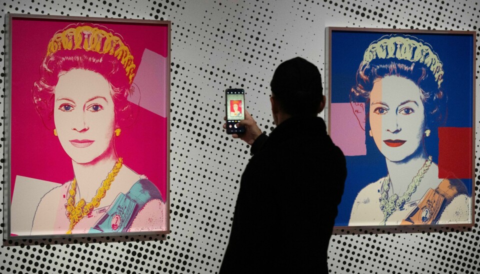 Et portrett av avdøde dronning Elizabeth av Storbritannia fra serien «Reigning Queens» var ett av bildene som ble stjålet i Nederland. Også et portrett av danske dronning Margrethe fra samme serie er på avveie. Et portrett av avdøde dronning Elizabeth av Storbritannia fra serien «Reigning Queens» var ett av bildene som ble stjålet i Nederland. Også et portrett av danske dronning Margrethe fra samme serie er på avveie. Foto: Peter Dejong / AP / NTB