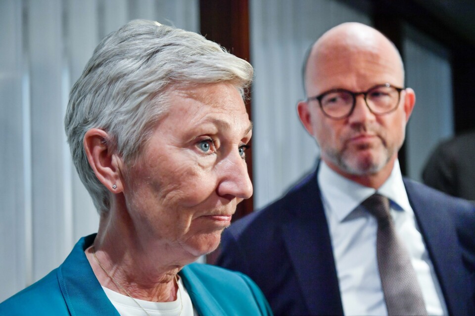 LO-leder Peggy Hessen Følsvik og NHO-sjef Ole Erik Almlid står steilt mot hverandre i dragkampen om sykelønnsordningen. LO-leiar Peggy Hessen Følsvik (t.h.) og NHO-sjef Ole Erik Almlid støttar lovforslaget frå regjeringa som skal betre kjønnsbalansen i styra i store og mellomstore bedrifter. Foto: Rodrigo Freitas / NTB/ NPK