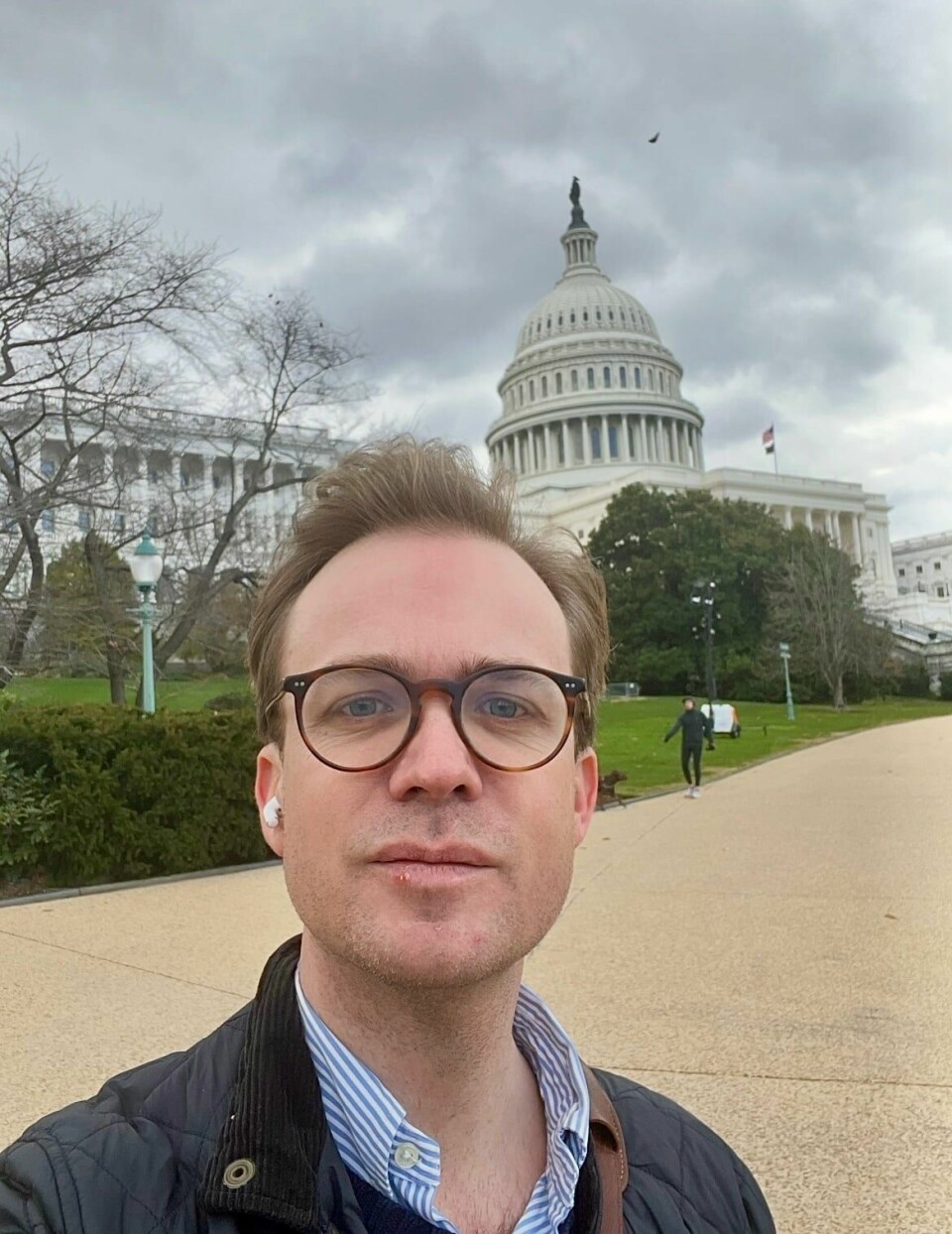 Svenske Jakob Stenberg, her i Washington D.C. ved en tidligere anledning, startet podkasten Kongressen for ti år siden. – Og podkasten kommer til å fortsette. Det blir jo interessant å se hva som skjer også etter valget, sier han til Dagsavisen. Jakob Stenberg leder den svenske USA-podkasten Kongressen.